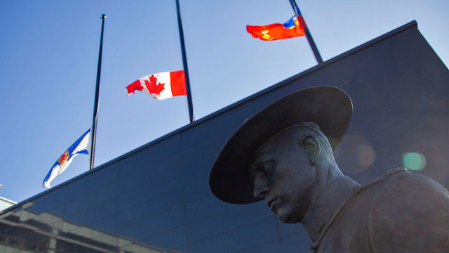 קנדה מסע ירי נובה סקוטיה משטרה דגלים בחצי התורן (צילום: AFP)