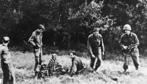 הגרמנים נכשלו כי לא היה להם אומץ. חיילי אלסוס אוספים קוביות אורניום שהנאצים הסתירו (צילום: צבא ארצות הברית, נחלת הכלל)