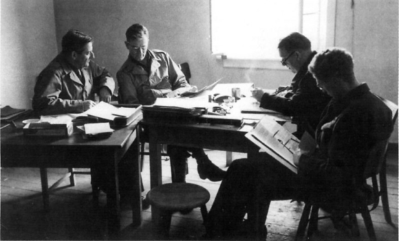 ALSOS: לאסוף מידע גרעיני. חאודסמיט (משמאל) עם כמה ממדעני אלסוס ב-1944 (צילום: צבא ארצות הברית, נחלת הכלל)