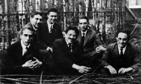 ארנפסט (במרכז מלפנים) עם תלמידיו ב-1924. חאודסמיט שני משמאל, פרמי מימין (צילום: אוניברסיטת שיקגו)