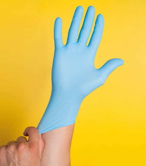 חייבים להוריד את הכפפות! (ולשטוף ידיים מיד אחרי שמסירים אותן) (צילום: Shutterstock)