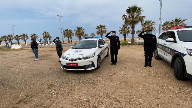 שוטרים מצדיעים (צילום: דוברות משטרת ישראל)