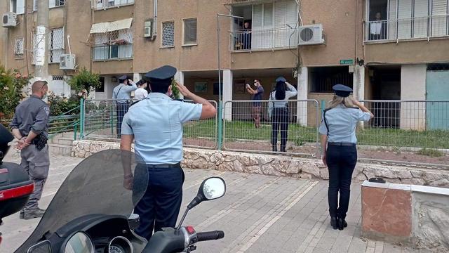 שוטרים מצדיעים (צילום: דוברות משטרת ישראל)