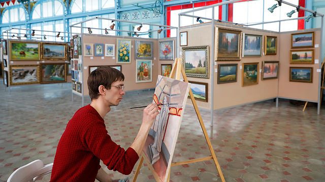 סרגיי פרונין צייר רוסי רוסיה שהסתגר בתוך הגלריה שלו בשל הקורונה (צילום: רויטרס)