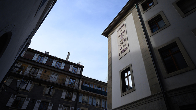 הומלסים חסרי בית גרים בבית מלון ז'נבה שווייץ ()