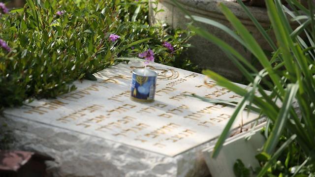 На военном кладбище в Кирьят-Шауле. Фото: Моти Кимхи