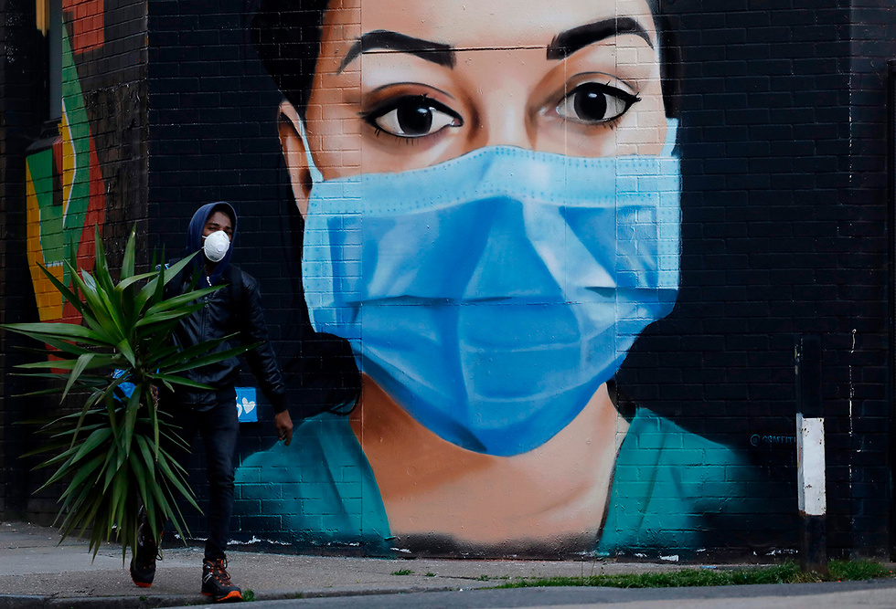 איור ציור קיר לכבוד צוותי הרפואה אחיות ב לונדון בריטניה שבחזית המאבק ב קורונה (צילום: AFP)
