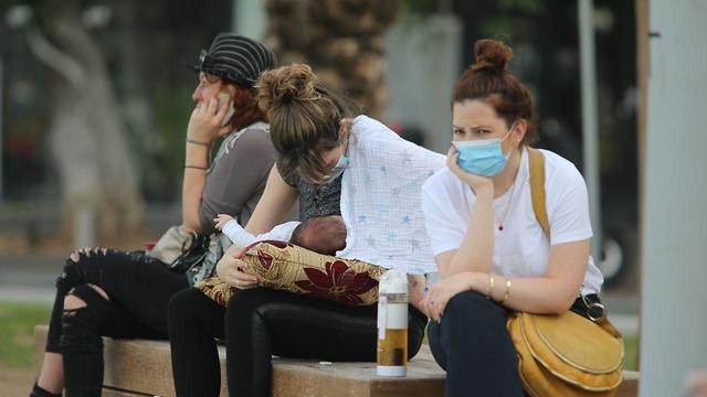 אנשים עם מסכות בכיכר דיזינגוף (צילום: מוטי קמחי)