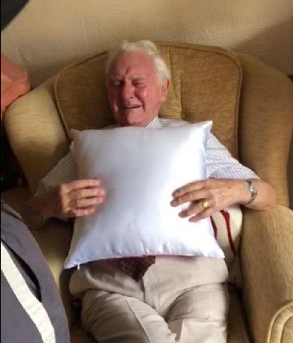 קשיש מקבל כרית עם תמונת אלמנתו ב בית אבות ב בריטניה (צילום: מהפייסבוק של Thistleton Lodge)