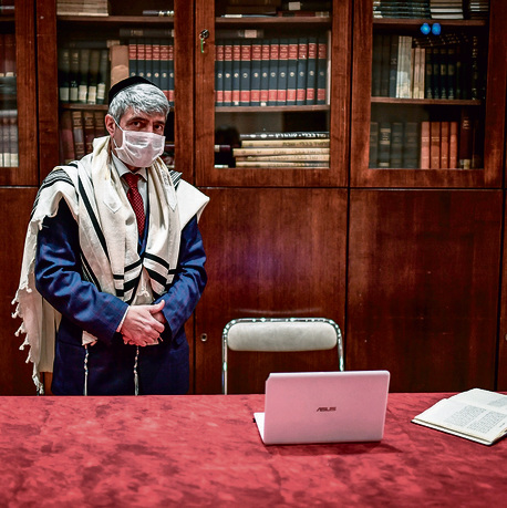 רב צרפתי מתכונן לקבלת שבת שיעביר בווידיאו לקהילה היהודית בפריז בימי הסגר. צילום: איי־אף־פי