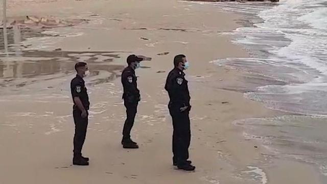 מעצרים של גולשים בחוף הילטון בתל אביב בניגוד להנחיות משרד הבריאות (צילום: דוברות משטרת ישראל)