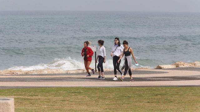 חלק מהציבור יוצא לעשות ספורט ולטייל בחופי הים (צילום: מוטי קמחי)
