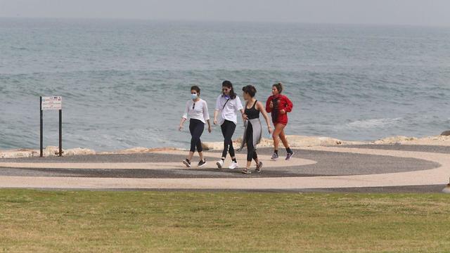 חלק מהציבור יוצא לעשות ספורט ולטייל בחופי הים (צילום: מוטי קמחי)
