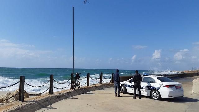 אכיפה משטרתית בחוף המדרון בתל אביב (צילום: עמית הובר)