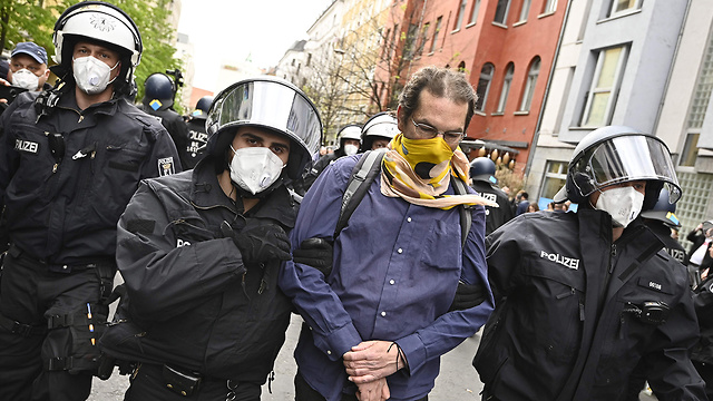 עצורים ברלין גרמניה הפגנה נגד ה סגר (צילום: AFP)