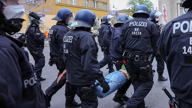 עצורים ברלין גרמניה הפגנה נגד ה סגר (צילום: EPA)