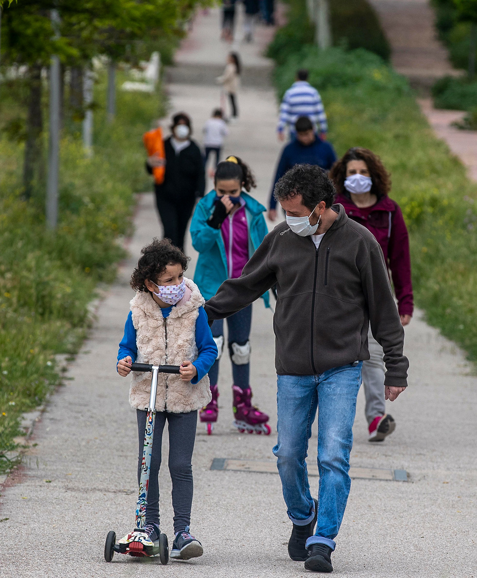 ספרד ילדים יצאו מהבתים הקלה ב סגר נגיף קורונה (צילום: AP)