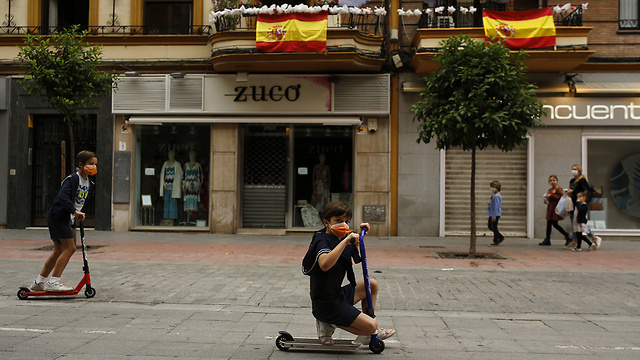ספרד ילדים יצאו מהבתים הקלה ב סגר נגיף קורונה (צילום: gettyimages)