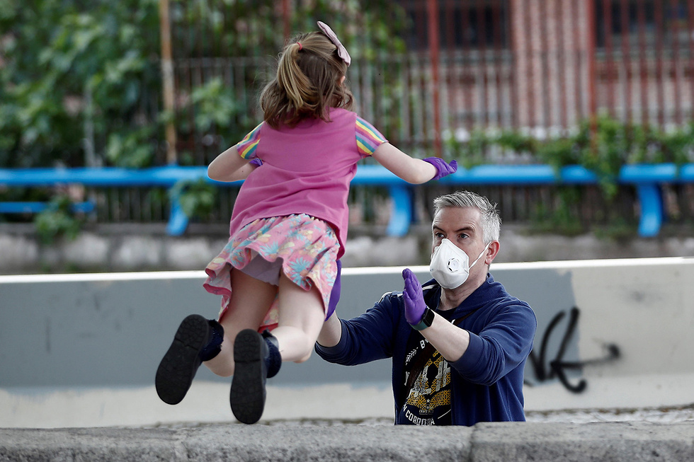 ספרד ילדים יצאו מהבתים הקלה ב סגר נגיף קורונה (צילום: EPA)