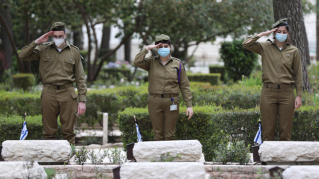 Военное кладбище на горе Герцля в Иерусалиме. Установка флажков памяти началась. Фото: EPA