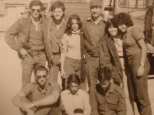 צוות הווי פיקוד מרכז, שנות ה-70. עומד, ראשון משמאל: דורון ויטנברג. יושב, ראשון מימין: יואל לרנר (צילום: אלבום פרטי)