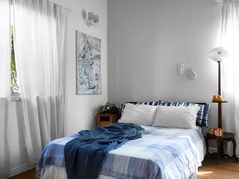 מנורת וינטג', מיטה ישנה וציור מקורי (צילום: נגה שחם פורת)
