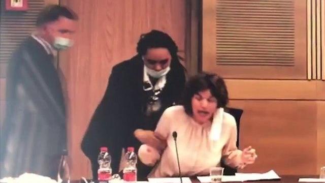 Тамар Зандберг выводят из зала заседаний силой. Фото: телеканал кнессета
