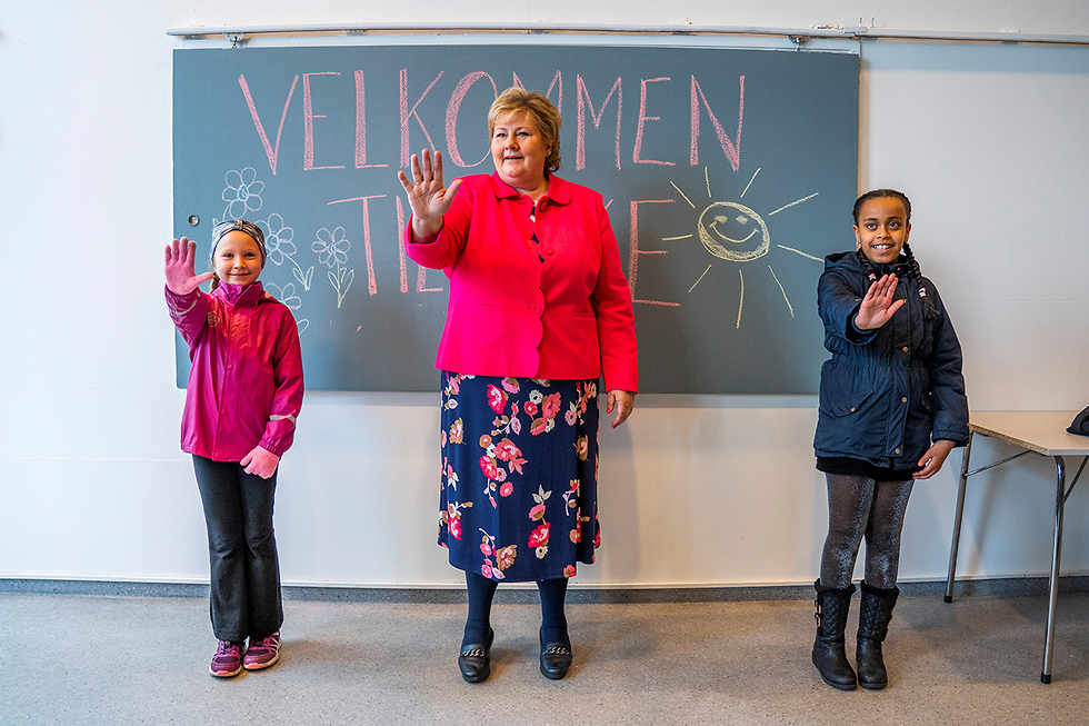 ראש ממשלת נורבגיה ארנה סולברג עם תלמידים בתי ספר נפתחו (צילום: רויטרס)