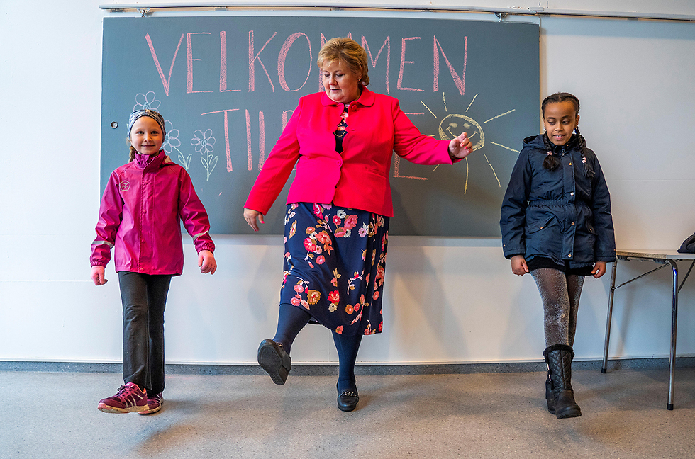 ראש ממשלת נורבגיה ארנה סולברג עם תלמידים בתי ספר נפתחו (צילום: רויטרס)