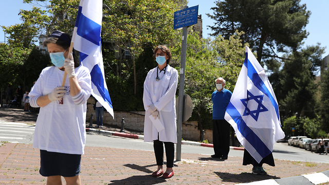ירושלים אנשים עומדים בצפירת יום הזיכרון לחללי מערכות ישראל ברחבי הארץ (צילום: EPA)