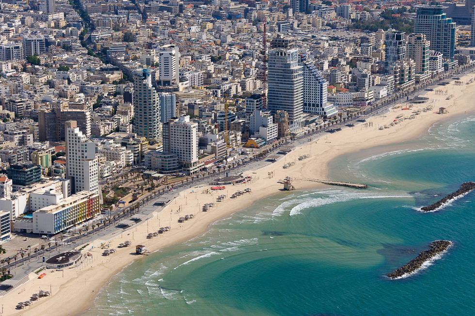 פרויקט יום העצמאות- 20 הצילומים הטובים בישראל קו החוף של תל אביב ריק ממתרחצים (צילום: ישראל ברדוגו)