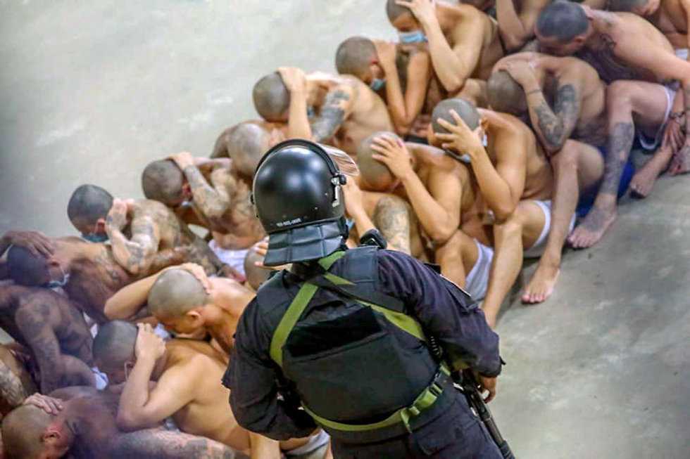 אסירים ב בית כלא ב אל סלבדור עם מסכות בזמן ה קורונה (צילום: רויטרס)