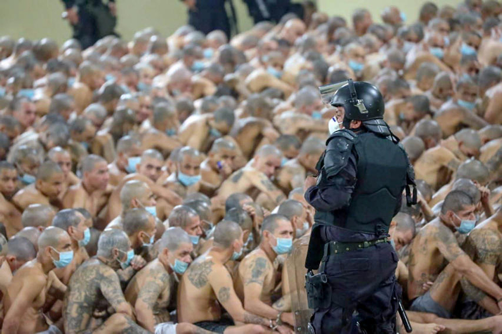 אסירים ב בית כלא ב אל סלבדור עם מסכות בזמן ה קורונה (צילום: רויטרס)