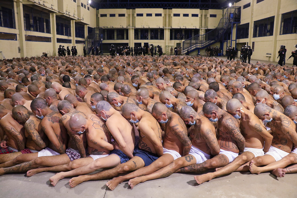 אסירים ב בית כלא ב אל סלבדור עם מסכות בזמן ה קורונה (צילום: AP)