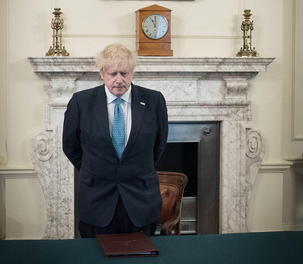 ראש ממשלת בריטניה בוריס ג'ונסון דקת דומיה ב בריטניה לזכר אנשי הרפואה שמתו מ קורונה (צילום: MCT)