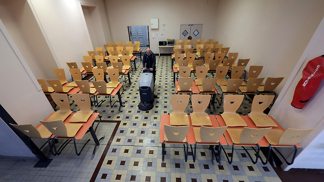 כיתה ריקה בית ספר בס ניס צרפת (צילום: רויטרס)