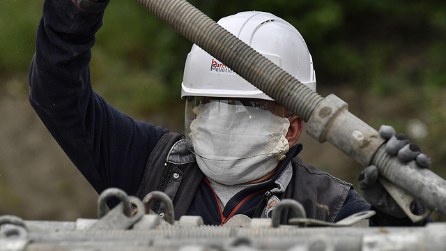 פועל בניין ב שאמברי צרפת (צילום: AFP)