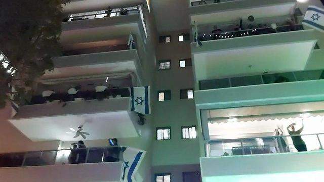 На балконах в Петах-Тикве. Фото: пресс-служба мэрии