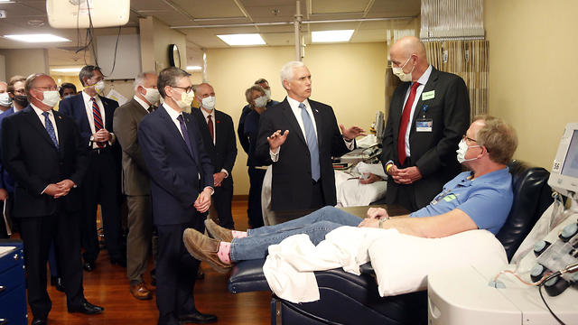 מייק פנס בית חולים מאיו קליניק רוצ'סטר מינסוטה קורונה מסכה (צילום: AP)