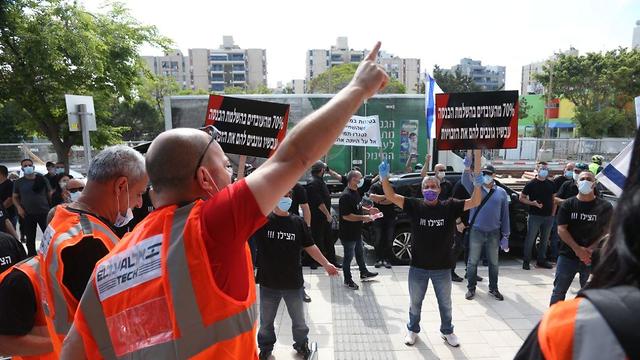 מחאת עובדי אל על- החברה רוצה למשוך כספים ששייכים לעובדים (צילום: מוטי קמחי)