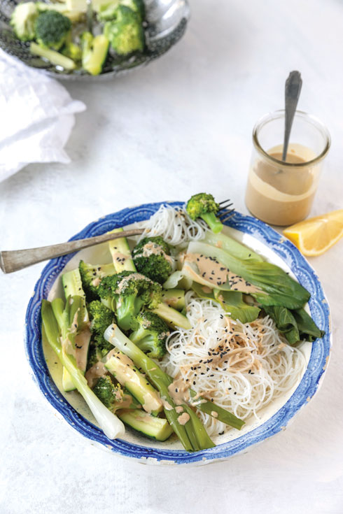ירקות מאודים עם אטריות אורז ברוטב טחינה אסייתי  (צילום: יעל איל, סגנון: נעמה רן)