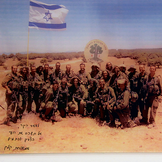 התמונה שתלויה אצל עשור: גדוד 51 עליו פיקד, רגע לפני מלחמת לבנון השנייה, עם הקדשה מהוריו של הסמג"ד רועי קליין ז"ל. "אל תשכח את רועי הצדיק והתמים"