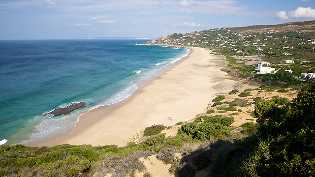 חוף ב זהארה דה לוס אטונס ב ספרד שאותו ריססו בחומר חיטוי נגד קורונה (צילום: shutterstock)
