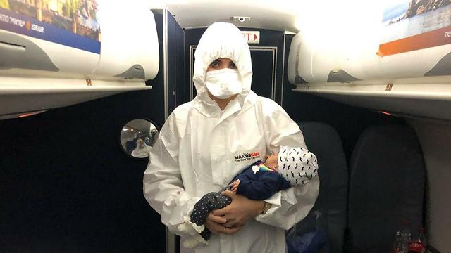 הטייס שהפך להורה מלווה כסיוע בטיסה לאבא שחזר עם שני התינוקות שנולדו לו בגיאורגיה ()
