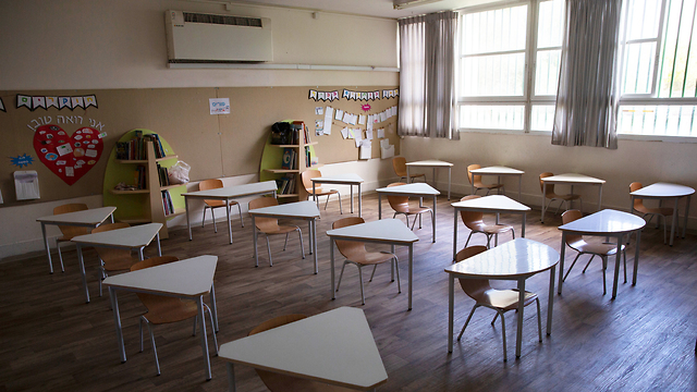 כיתה ריקה בבית ספר יסודי בתל אביב (צילום: AP)