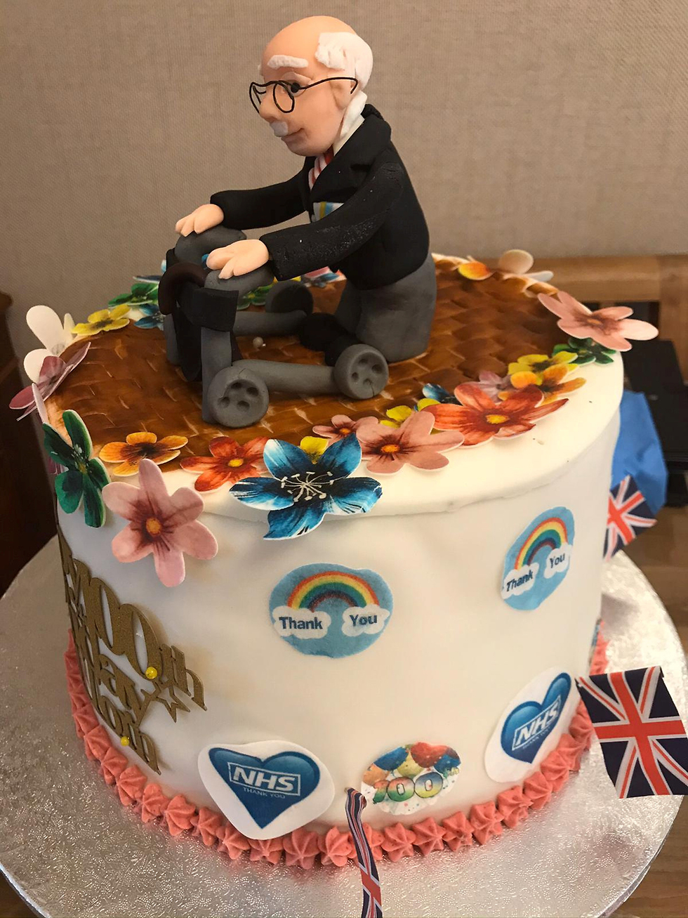 נגיף קורונה בריטניה קפטן טום בן 100 עוגה (צילום: רויטרס, Sue Thompson)
