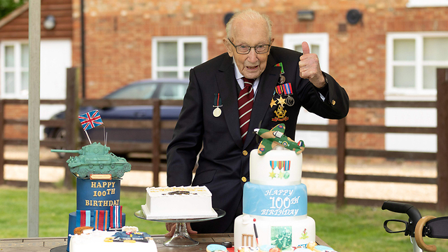 נגיף קורונה בריטניה קפטן טום בן 100 (צילום: AFP, Emma SOHL / CAPTURE THE LIGHT)