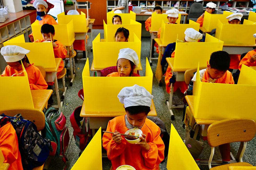 נגיף קורונה טייוואן תלמידים אוכלים ארוחת צהריים (צילום: AFP)