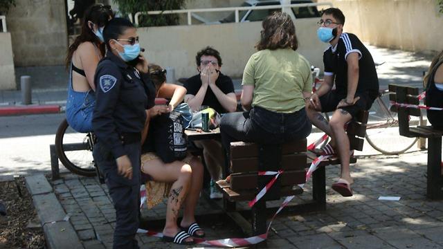 אנשים מתקהלים בתל אביב בניגוד להנחיות משרד הבריאות (צילום: מוטי קמחי)