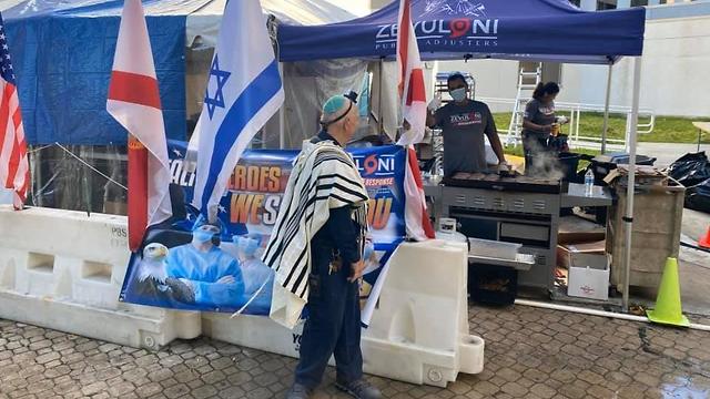 מתנדבים ישראלים הקימו מטבח ישראלי נייד ומאכילים באלפי מנות את צוותי הרפואה שנלחמים בקורונה ()